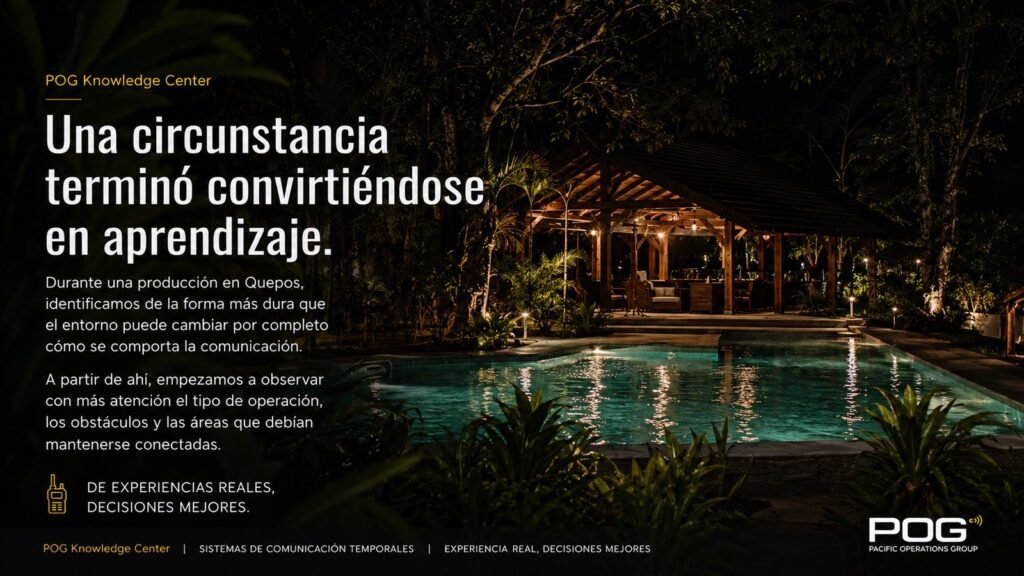 Entorno de piscina en Quepos asociado a una experiencia operativa que cambió nuestra forma de evaluar sistemas de comunicación VHF y UHF.